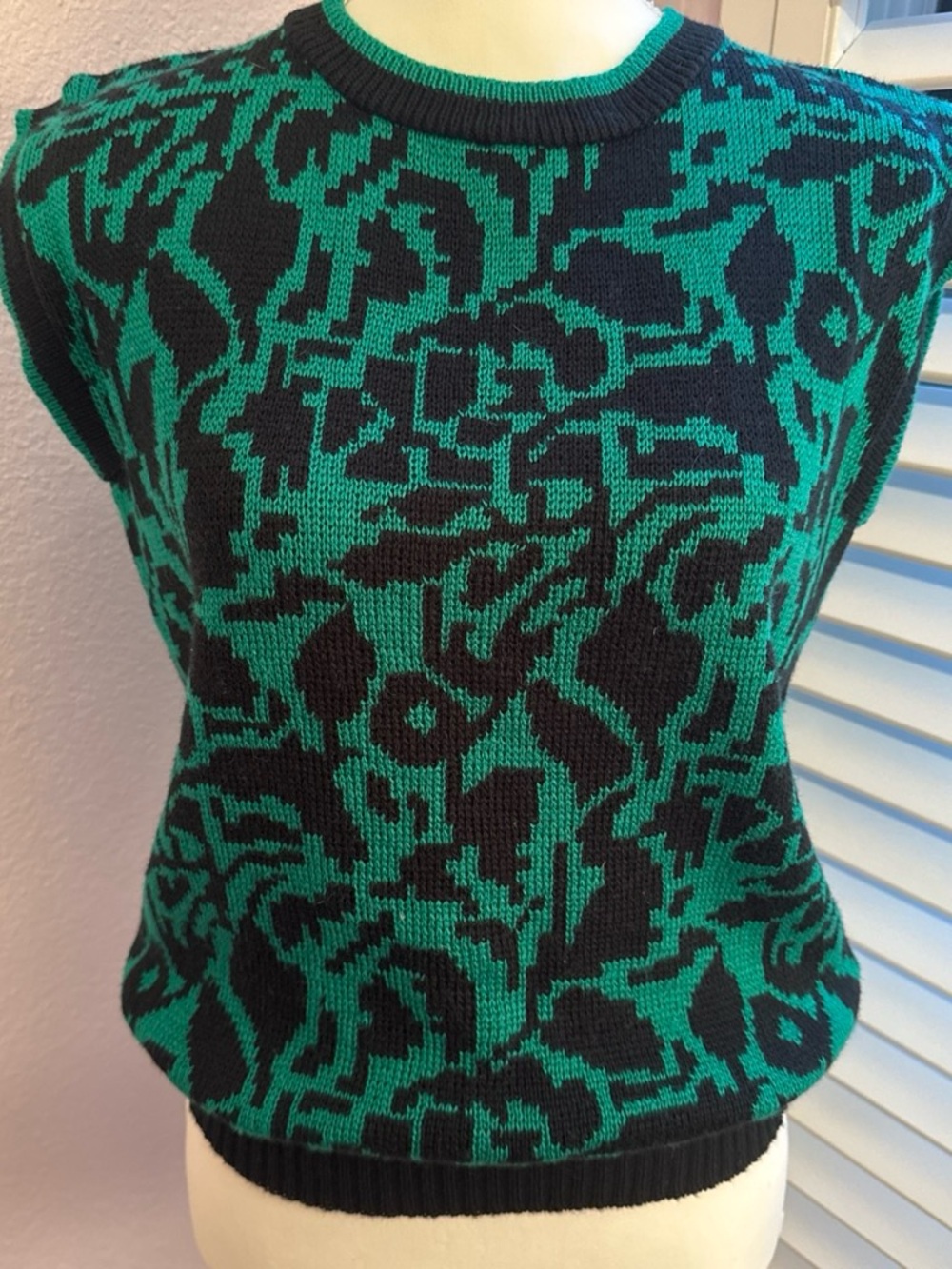 TanJay Black and Emerald Knit Sleeveless Top
